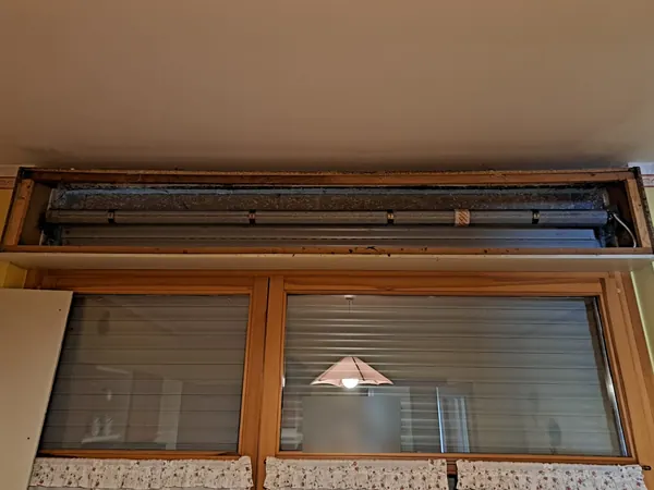 Cassonetto aperto per la riparazione della tapparella a Anzola dell'Emilia