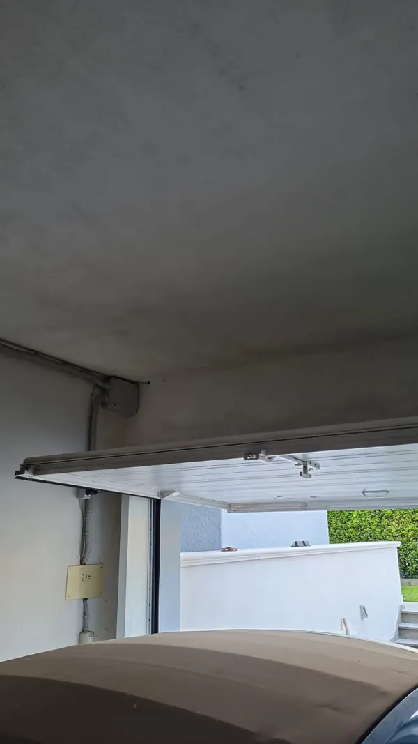 Porta basculante aperta in un box auto dopo la riparazione a Dozza