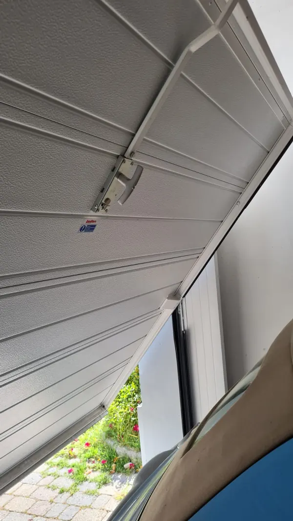 Porta basculante del garage in apertura con maniglia e serratura, Ozzano dell'Emilia