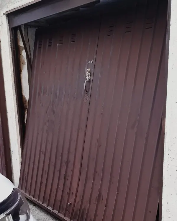 Porta basculante del garage bloccata e fuori asse, da riparare a Malalbergo