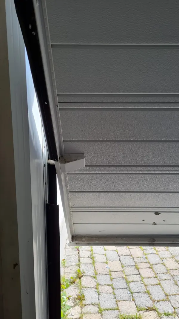 Guida laterale e braccio di una porta basculante controllati a Dozza