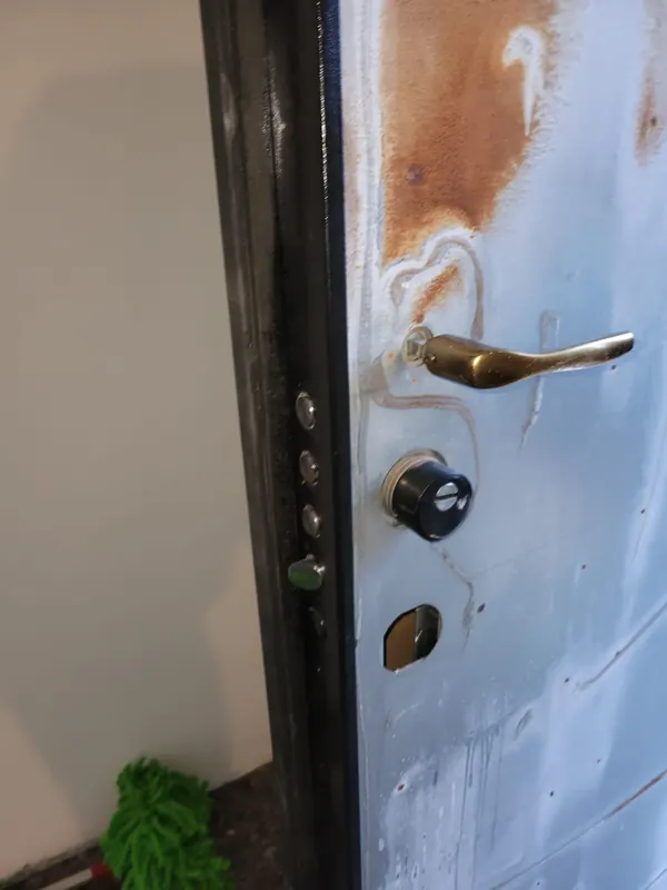 Porta blindata con serratura danneggiata dopo un tentativo di effrazione a Baricella