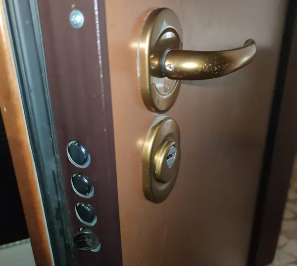 Nuovo cilindro con defender su porta blindata, lavoro a Grizzana Morandi
