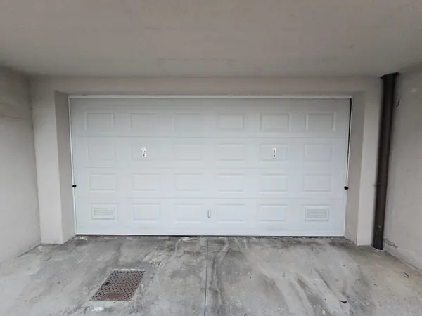 Porta del garage sezionale dopo l’intervento del fabbro a Dozza