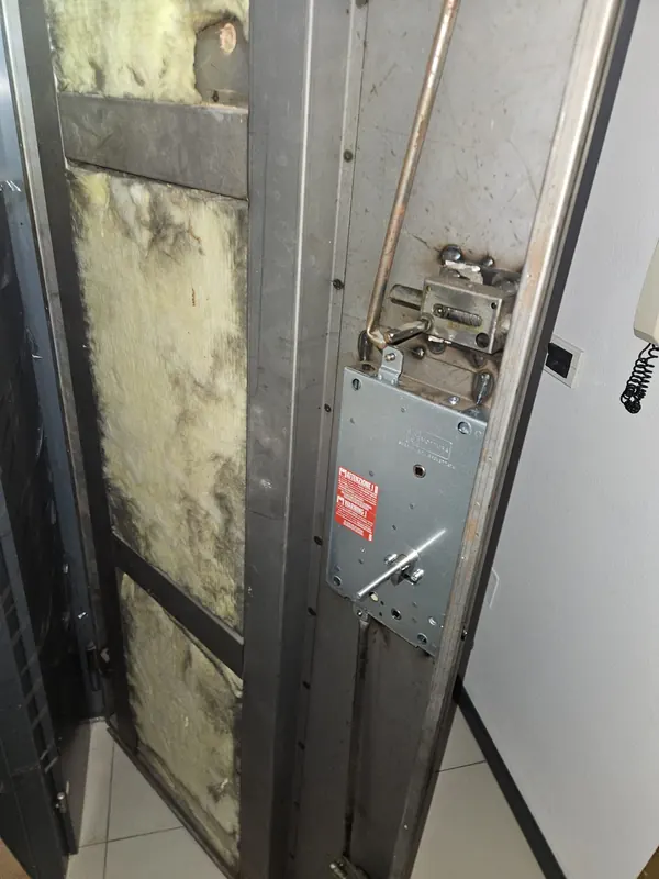 Serratura Mottura montata su porta blindata con pannello aperto, Bologna